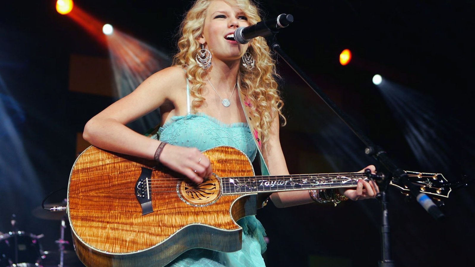 What Defines the Debut Era Fashion