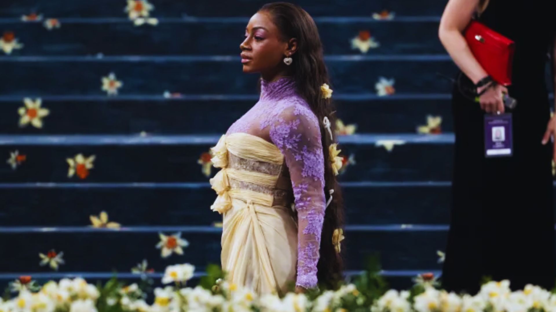 At Met Gala 2025, Sha'Carri Richardson showcases a dress inspired by Beyoncé's 'Diamonds,' paying tribute to her mother.