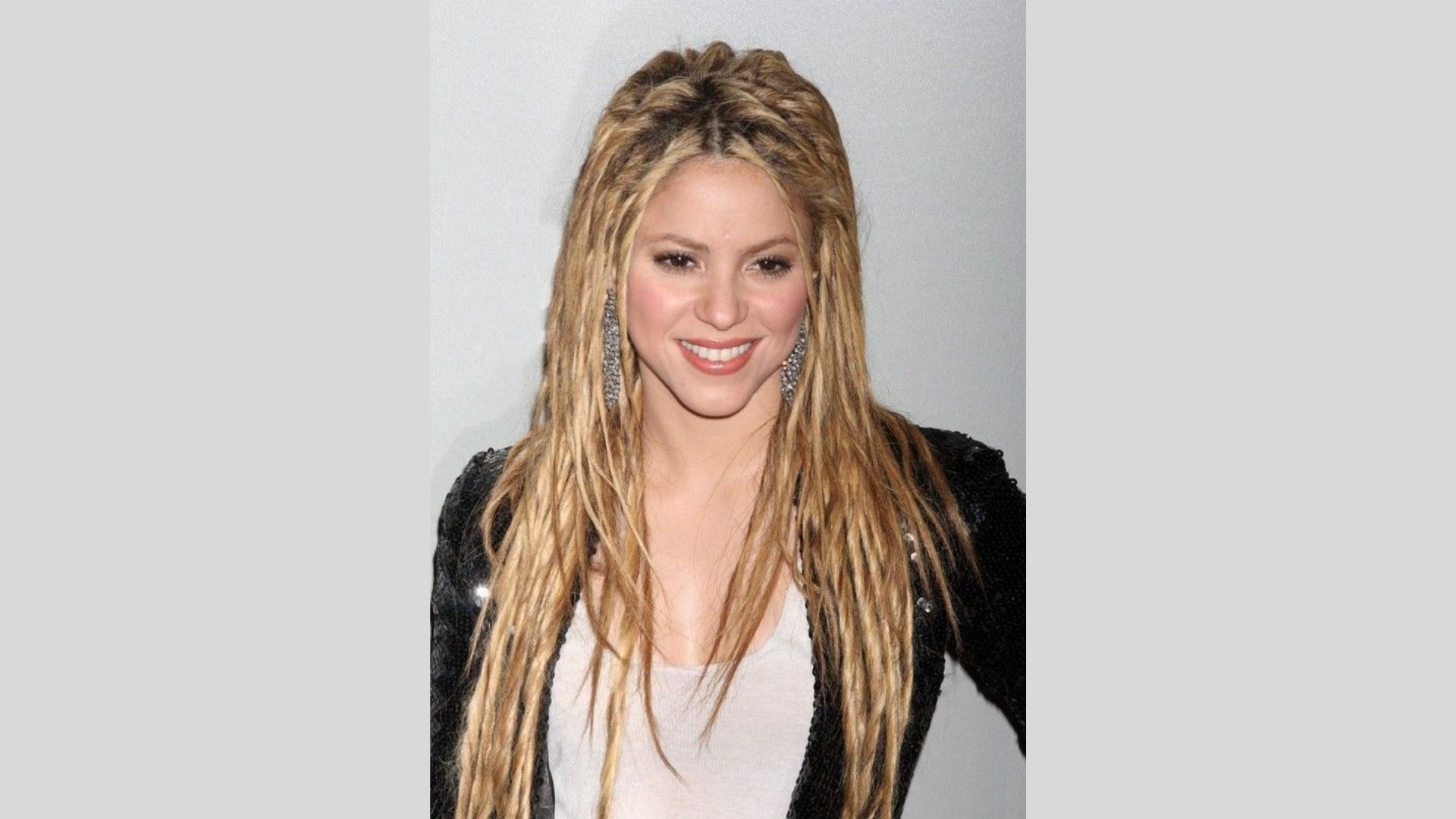 Shakira showcases her long hair, demonstrating how it can increase hair length and style.