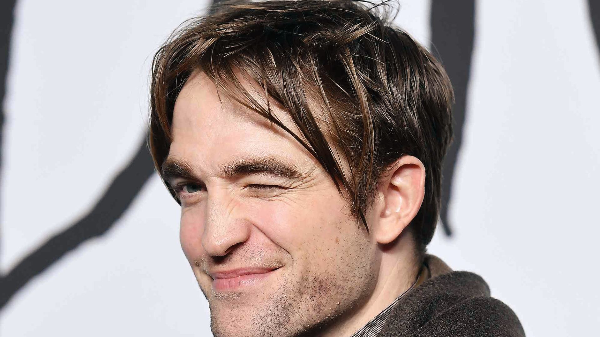Robert Pattinson in his trending long hair style in an award show.