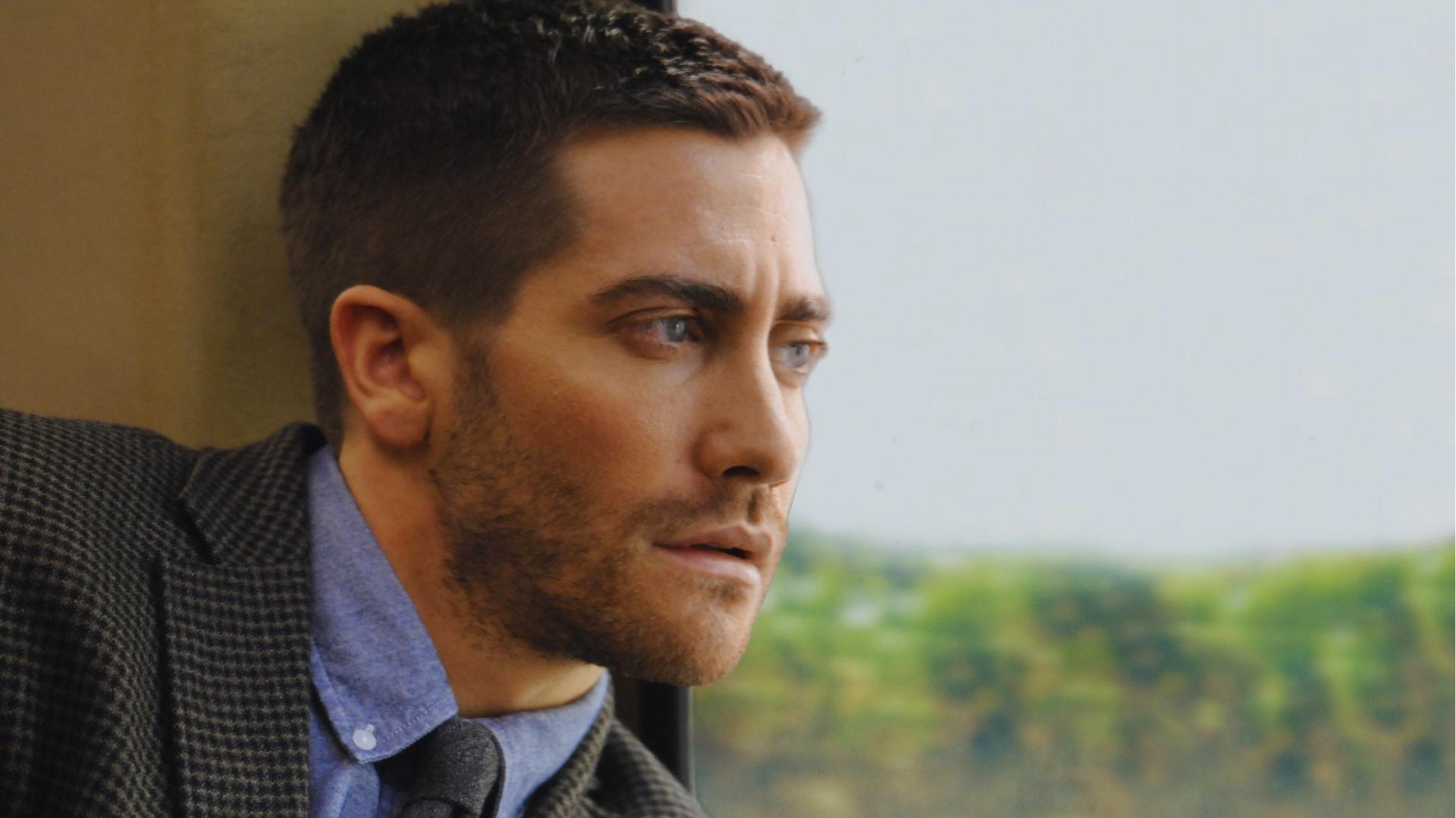 Jake Gyllenhaal in Source Code with short textured short crop haircut wearing suit jacket and tie.