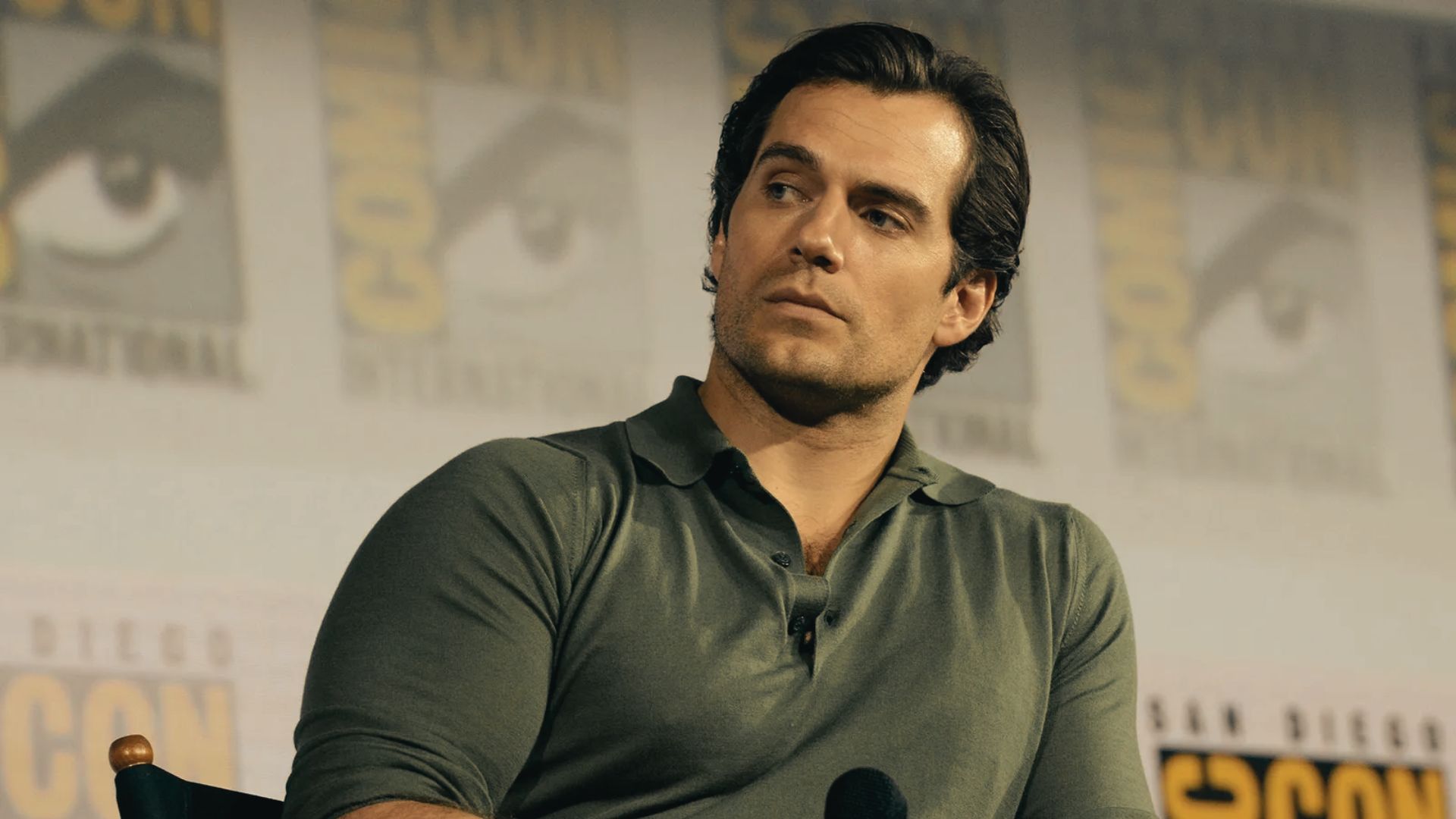 Henry Cavill in a green full sleeves t-shirt in his Classic Undercut with Volume hairstyle.