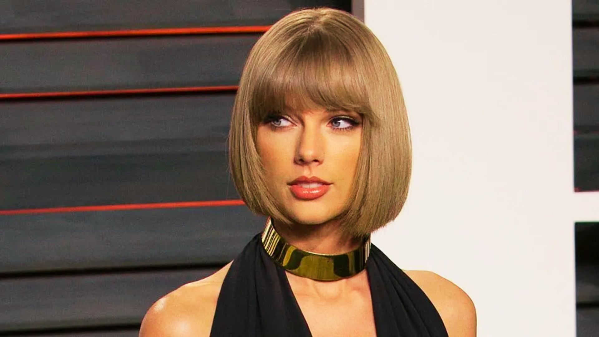 Taylor Swift wears a sleek ash-blonde bob with straight, heavy bangs at the Vanity Fair Oscar party.