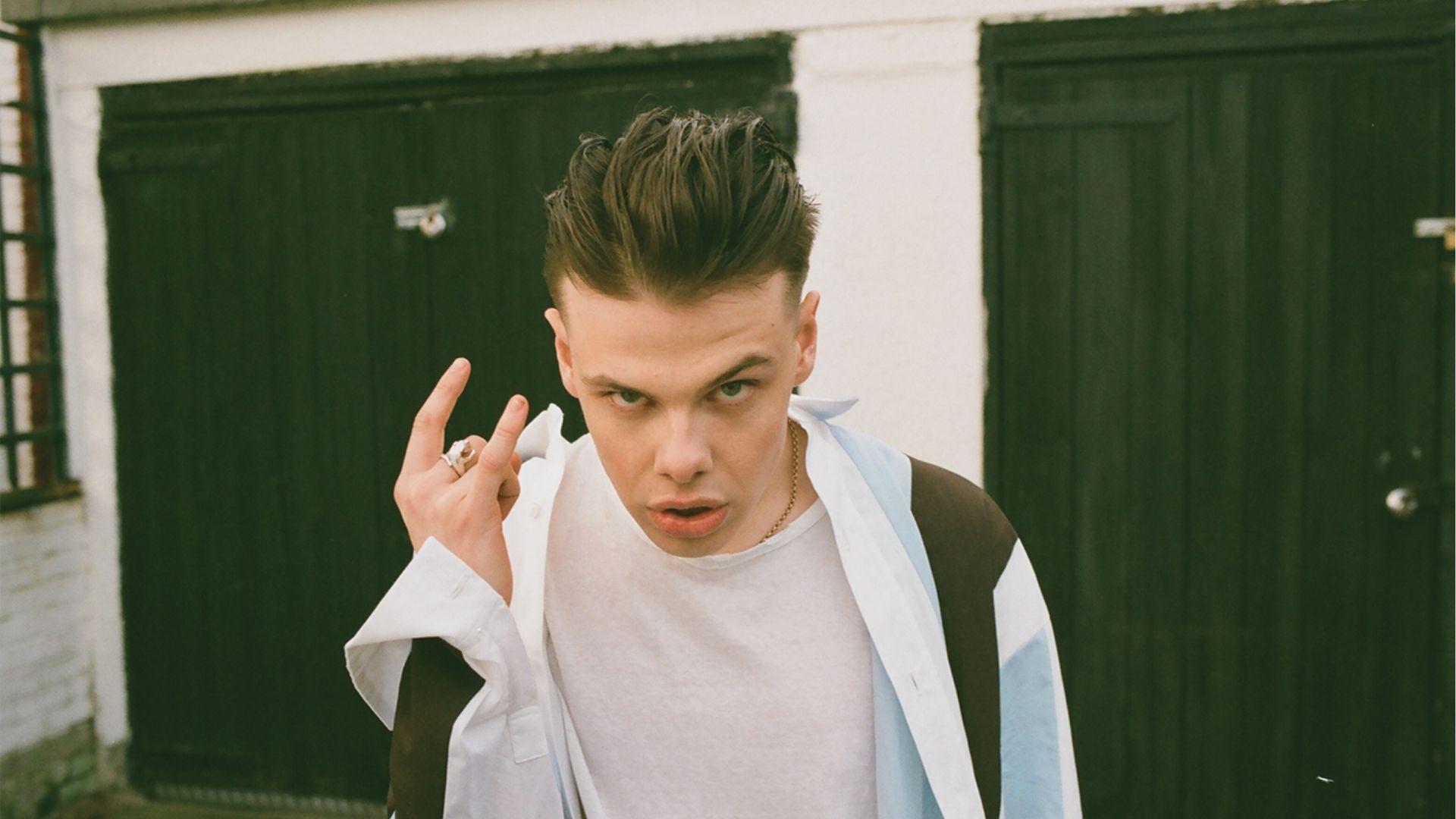 Yungblud rocks a textured quiff with shaved sides and volume pushed forward.
