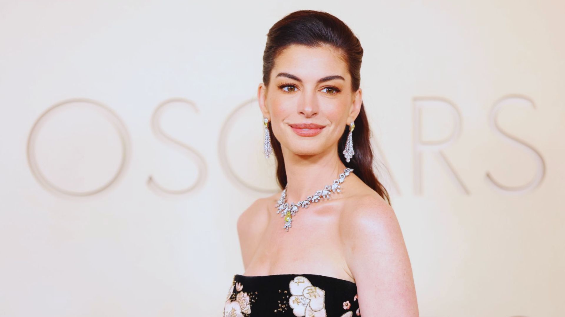 image of Anne Hathaway after facelift.
