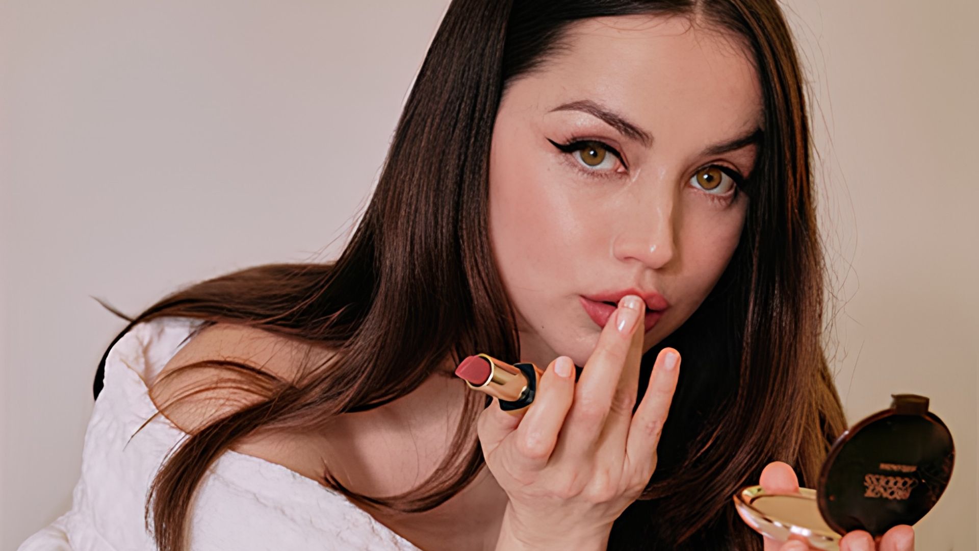 Ana de Armas beauty habits that support her natural appearance.