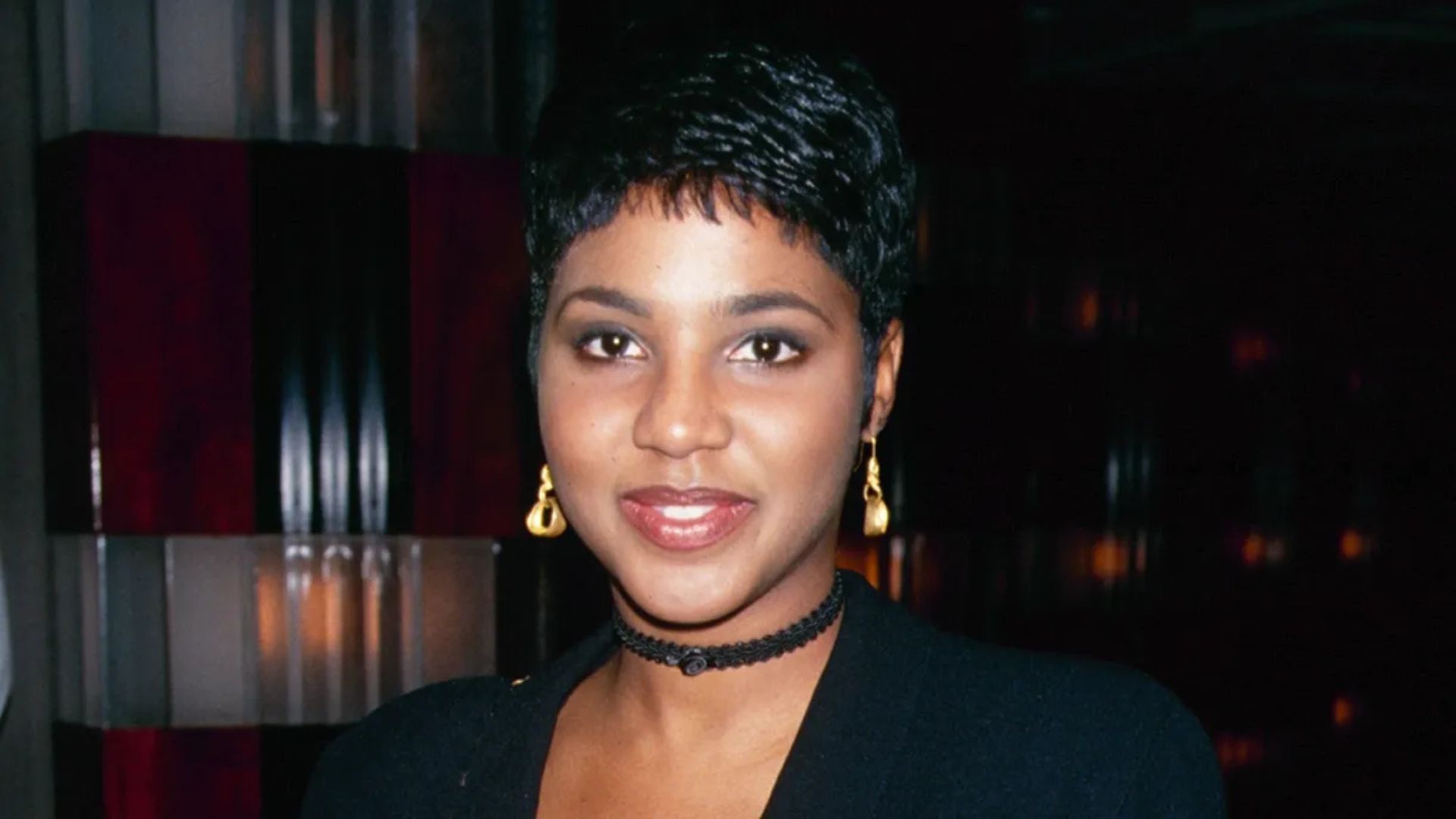 Toni Braxton short hair 90s look that influenced women throughout the decade.