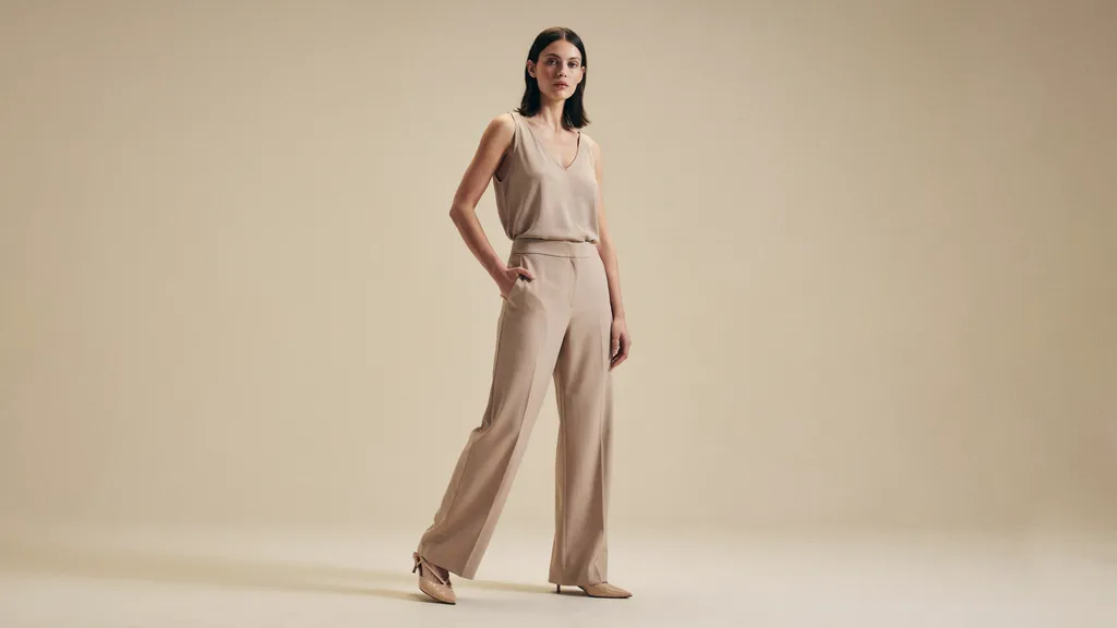 Woman wearing a monochromatic outfit that visually elongates a short torso.