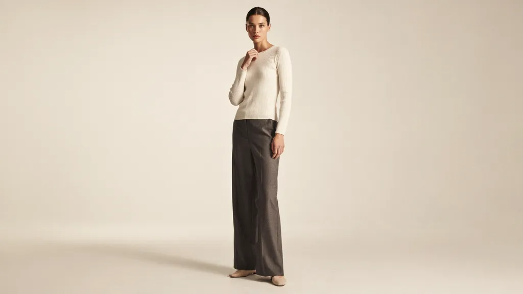 Woman modeling sleeve styles that flatter broad shoulders.