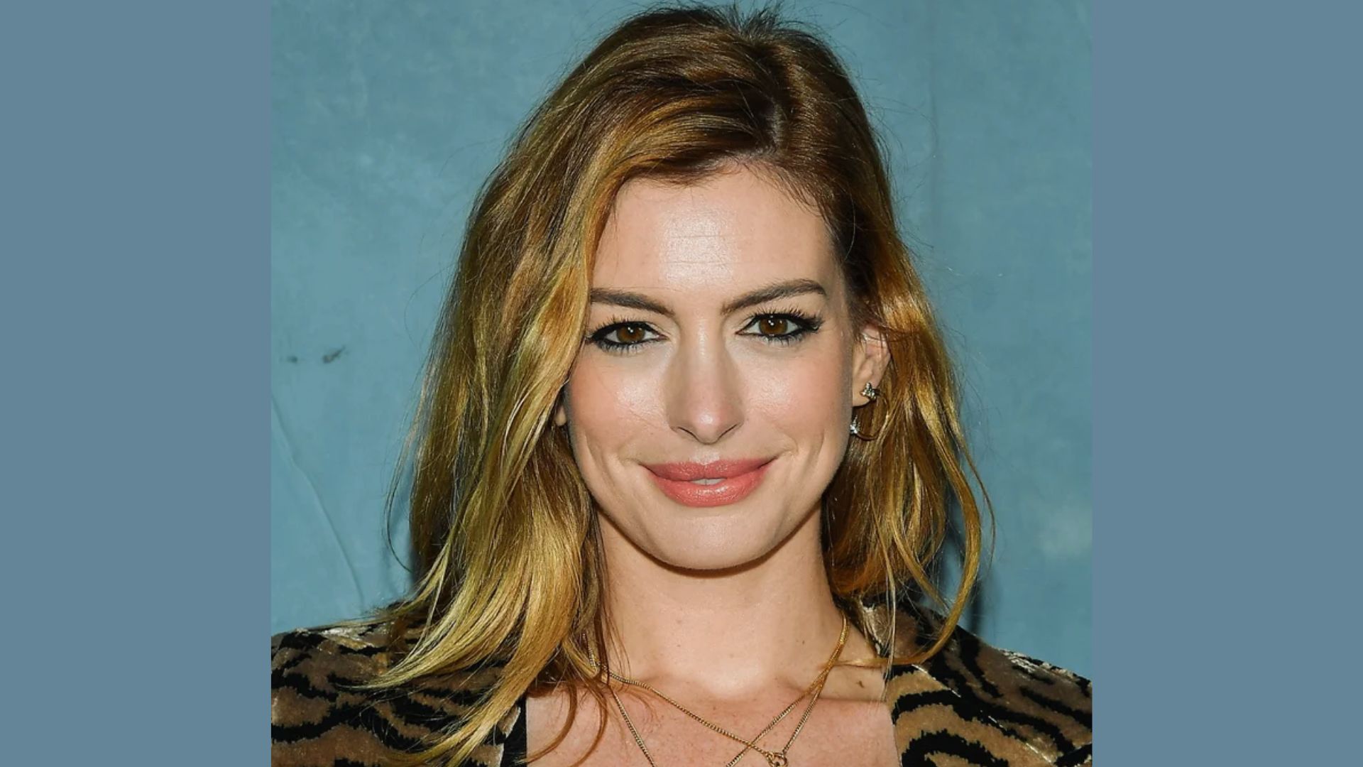 Anne Hathaway brushed-out glamour waves 2018 - blonde loose wavy hair look