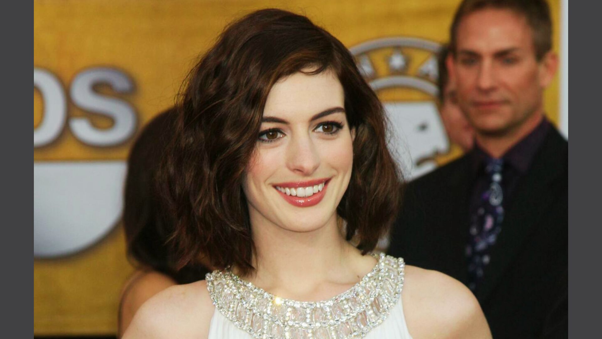 Anne Hathaway full Hollywood barrel curls 2009 award season - curly wavy bob hair look