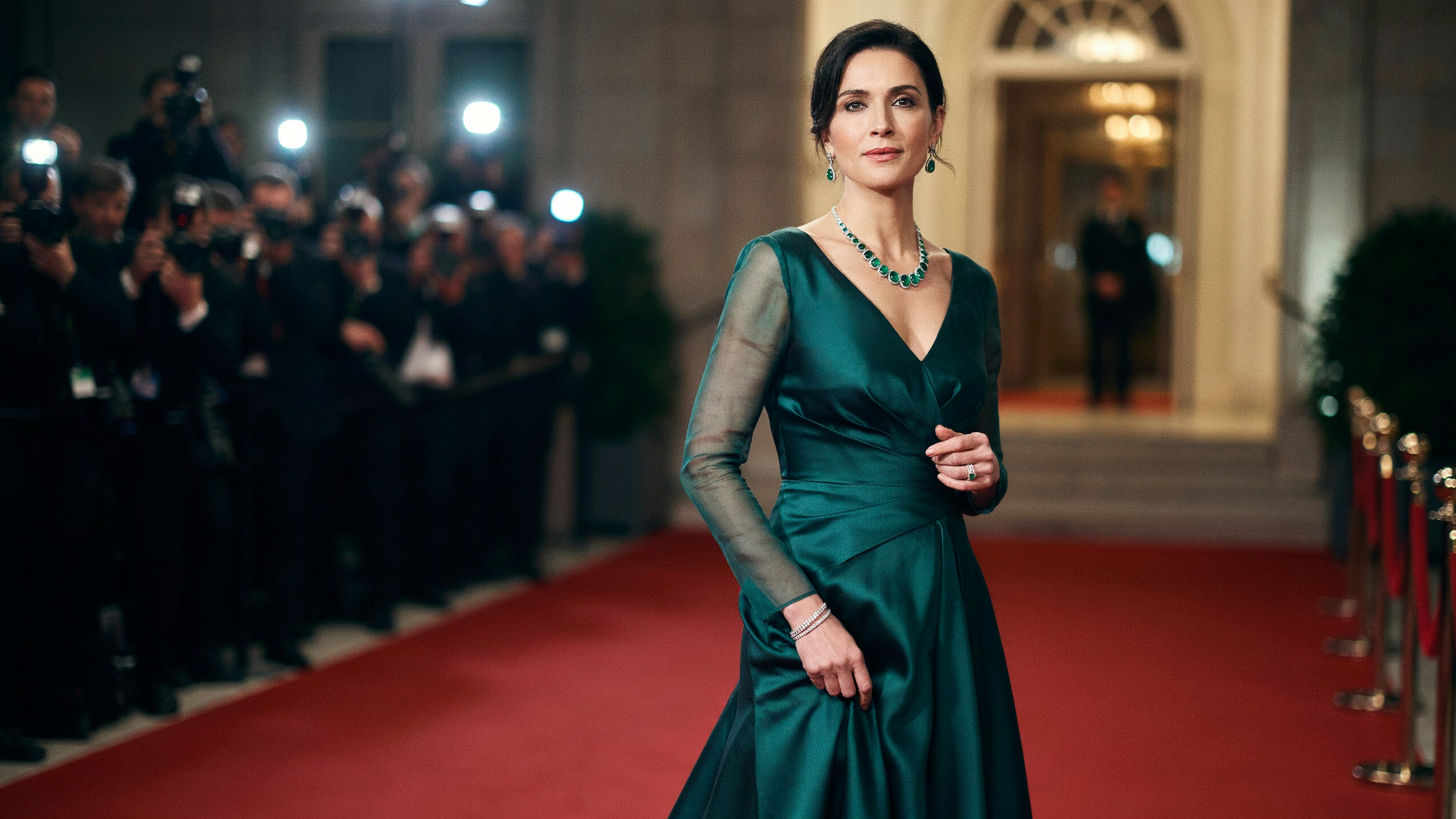 Red Carpet Styling Secrets to Elevating Evening Wear with Classic Gemstone Glamour